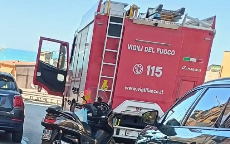 Gela, autovettura tampona scooter. Traffico bloccato. Motociclista finisce al pronto soccorso