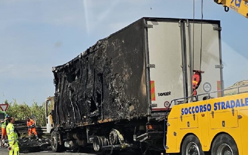 Gela, tir prende fuoco a Ponte Olivo. Vigili del fuoco sul posto, rimorchio distrutto