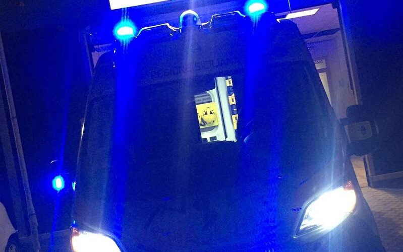 Vallelunga: auto contro moto, feriti due giovani. Soccorsi con le ambulanze