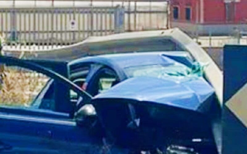 Gela, sbandano e finiscono contro il paracarro. Feriti due giovani, distrutta l’auto