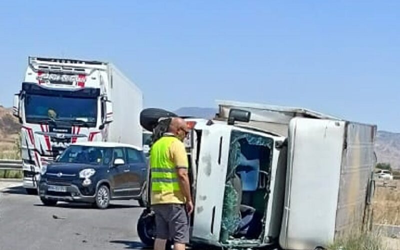 Gela, schianto all’altezza di Ponte Olivo. Autocarro si ribalta, tre feriti. Uno è grave