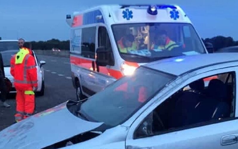 Riesi, schianto all’altezza di una piazzola di sosta. Due auto semidistrutte, detriti sull’asfalto