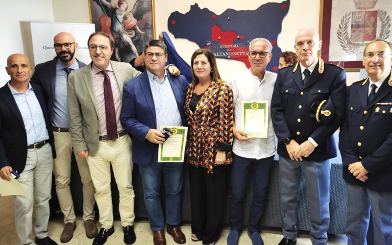 Niscemi, in congedo dopo una vita in Polizia. Medaglie e attestati consegnati dal questore