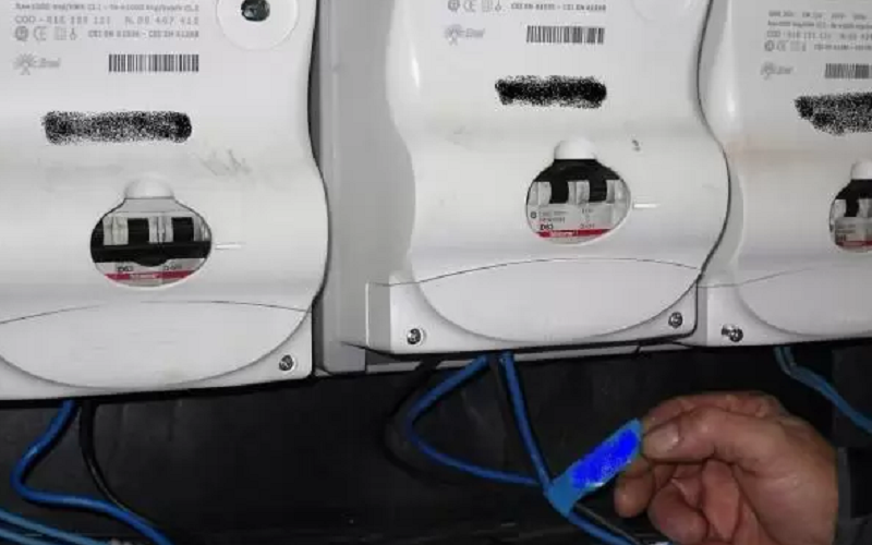 Gela: linea elettrica manomessa? Black out prolungato in tre scuole. Domani scatta la dad