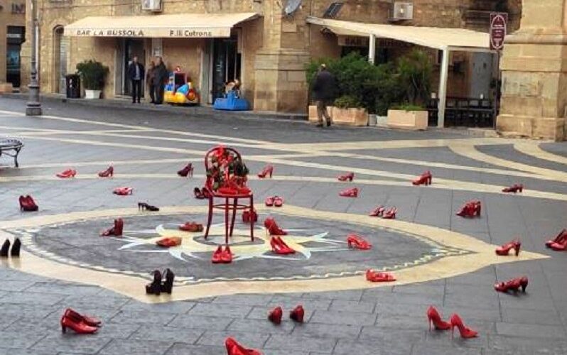 Niscemi: una sedia rossa, le scarpette e centinaia di cuori per dire basta violenza sulle donne
