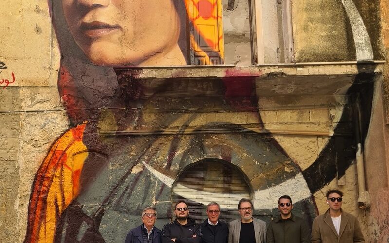«Sola non sei», l’omaggio alle donne di Mirko Loste Cavallotto. Il murale realizzato in vico Como per il progetto Ué Eventi Urbani