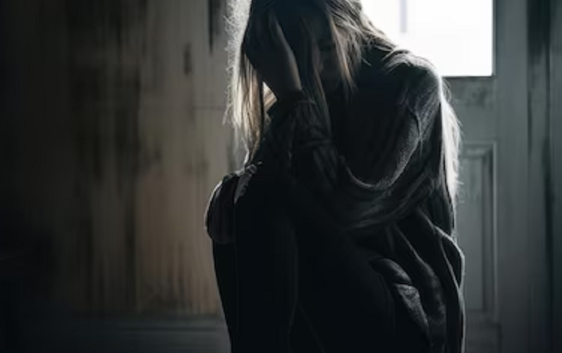 Gela: si taglia le braccia, dramma di una minorenne. La corsa in ospedale: ora è fuori pericolo