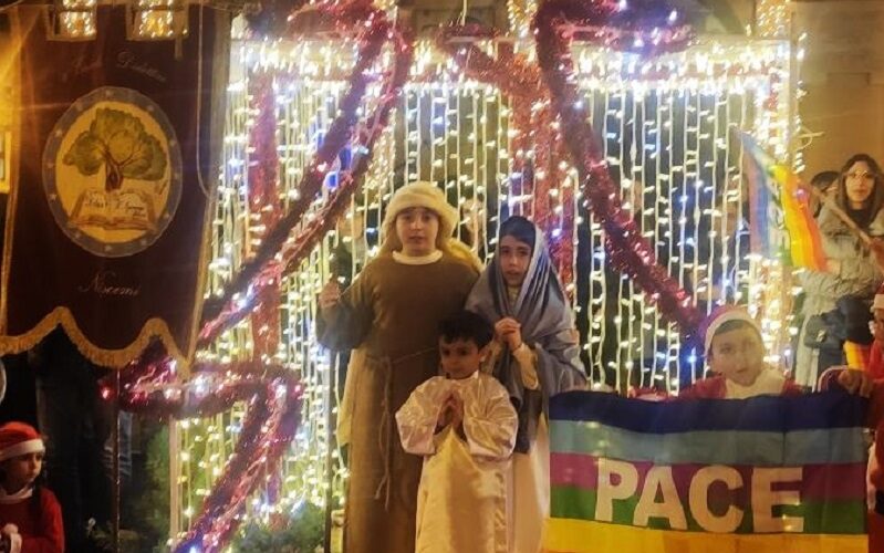 Niscemi, le rappresentazioni natalizie aprono le feste. Luminarie, colori e tanti bambini