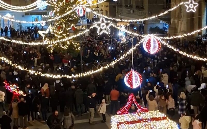 Niscemi, il comune accende l’albero e le luci natalizie. La città vive la gioia delle feste