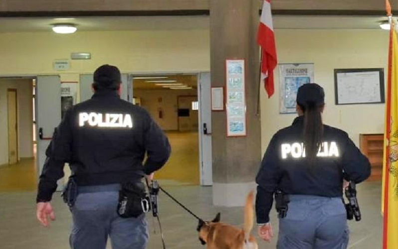 Cani antidroga in azione nelle scuole, sequestrato uno spinello. Era nascosto dentro un bagno