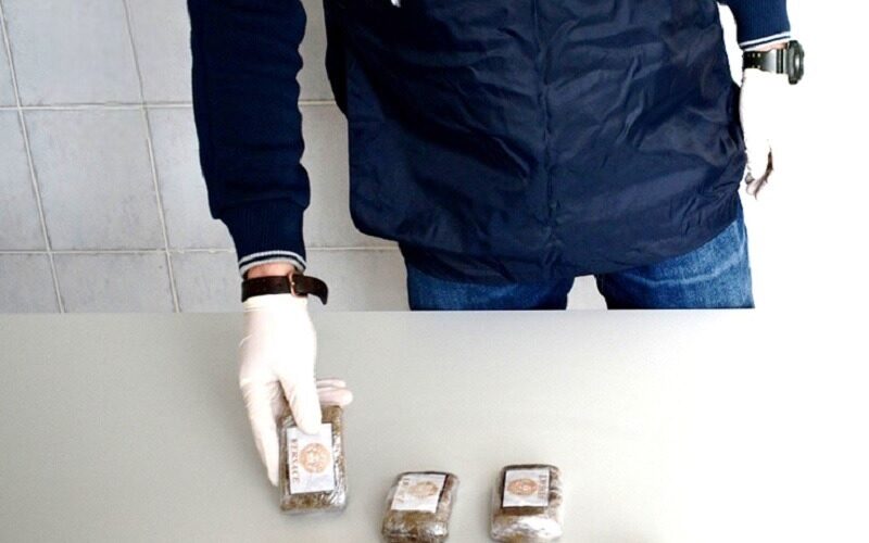 Blitz in un casolare di campagna, marito e moglie trovati con due chili di droga