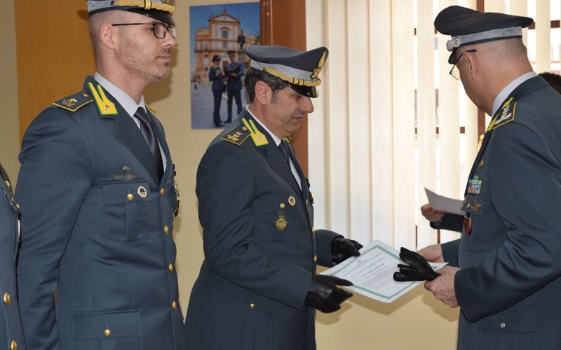 Finanza: generale Lorusso consegna encomio al maggiore Bellopede, comandante Gela