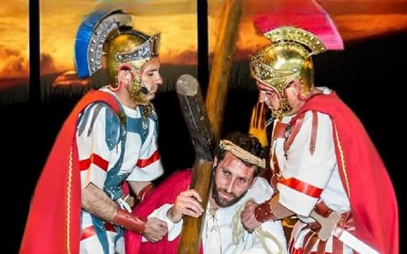 Niscemi, in scena la passione e morte di Gesù. La toccante rappresentazione apre i riti pasquali