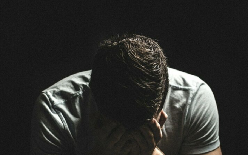 Lui, lei e l’altro: un triangolo di sesso e violenza. Coppia in cella, la vittima era il padrone di casa
