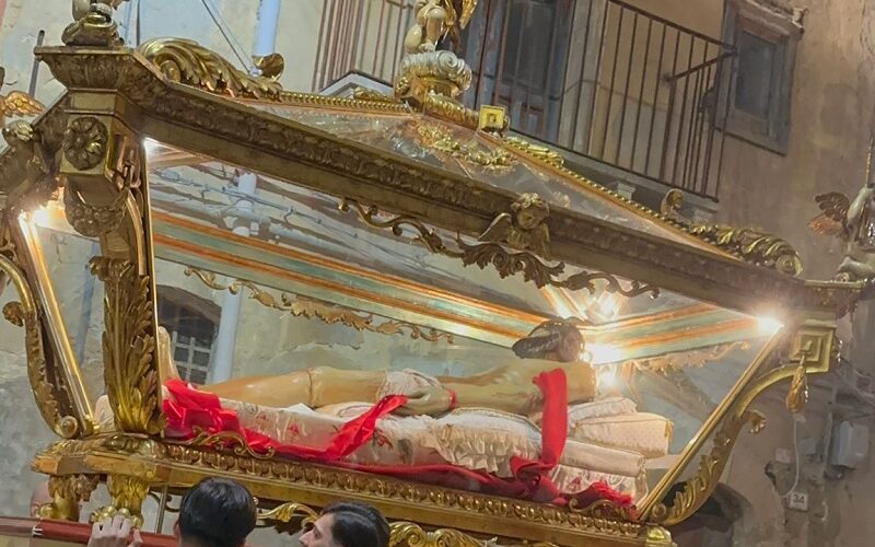 Gela rinnova la devozione, il popolo ai piedi del Crocifisso. Domani la veglia pasquale