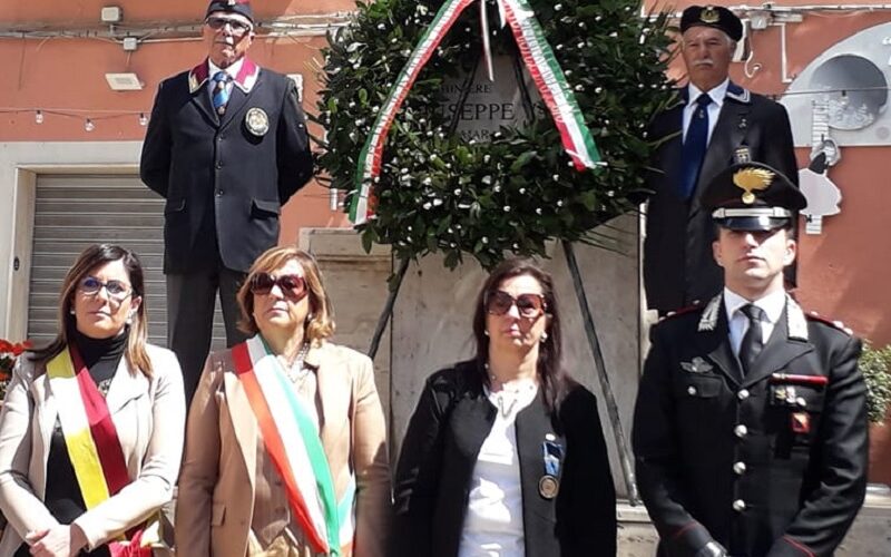 Gela celebra il 25 aprile, corteo di autorità . Deposta corona nel ricordo dei caduti in guerra