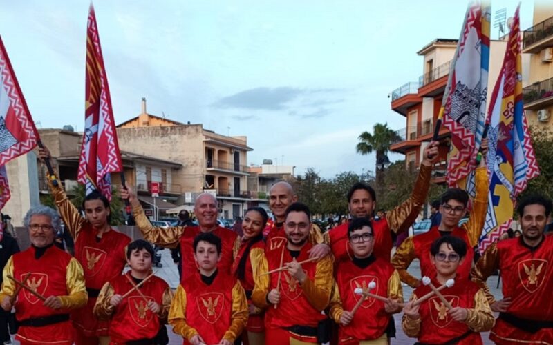 Acate, gruppo Sbandieratori di Gela impreziosisce la festa del patrono San Vincenzo