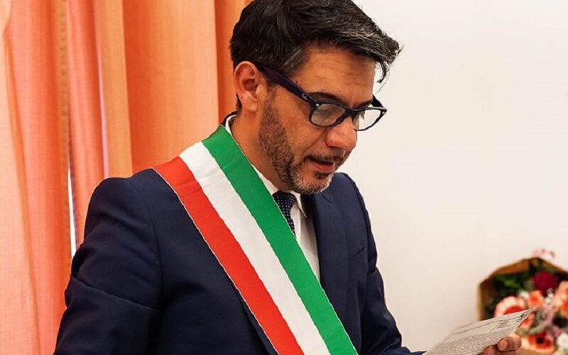 Sommatino, colpi d’arma da fuoco contro l’auto del sindaco. «Gesto che turba e segna»