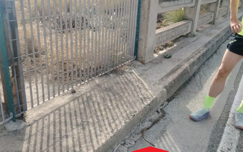 Gela: «trappola» sull’asfalto, atleta inciampa e finisce in ospedale. I runner si indignano