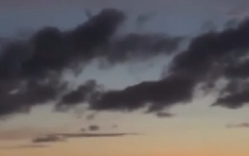 Gela: strane luci in cielo ieri, ma gli alieni non centrano. «Sono le scie di un sistema di satelliti»