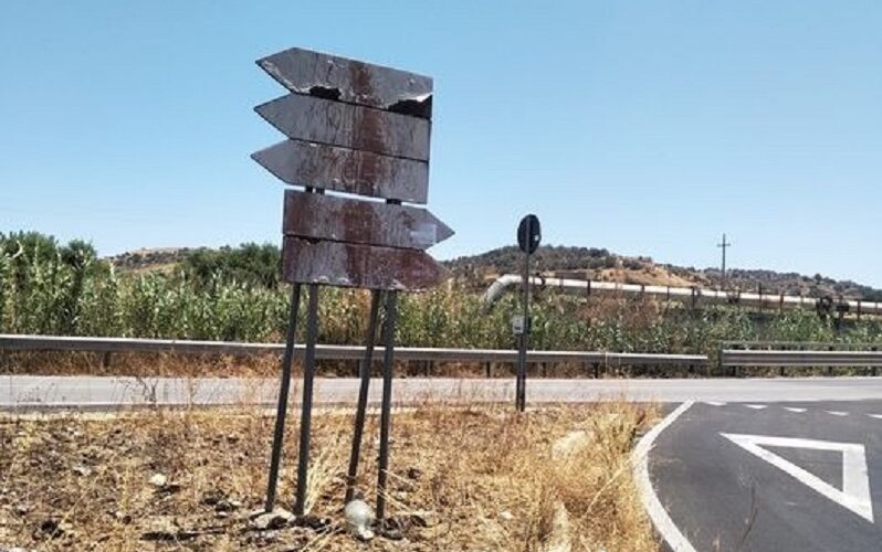 Niscemi, bivio per le zone balneari privo di segnaletica. Automobilisti segnalano disagi