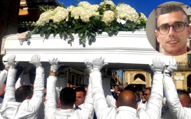 Niscemi, ultimo saluto a Giuseppe Alex La bara bianca tra la folla commossa.