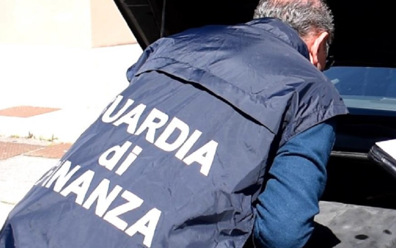 Truffa delle auto schilometrate. Oltre 100 vetture col «trucco», eseguiti arresti e sequestri