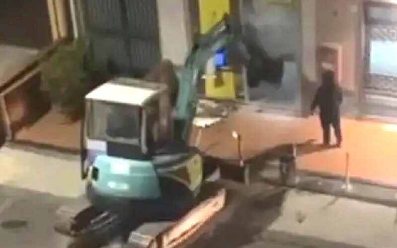 Sfondano il muro per rubare il bancomat. Minacciano i clienti di un vicino bar con le pistole