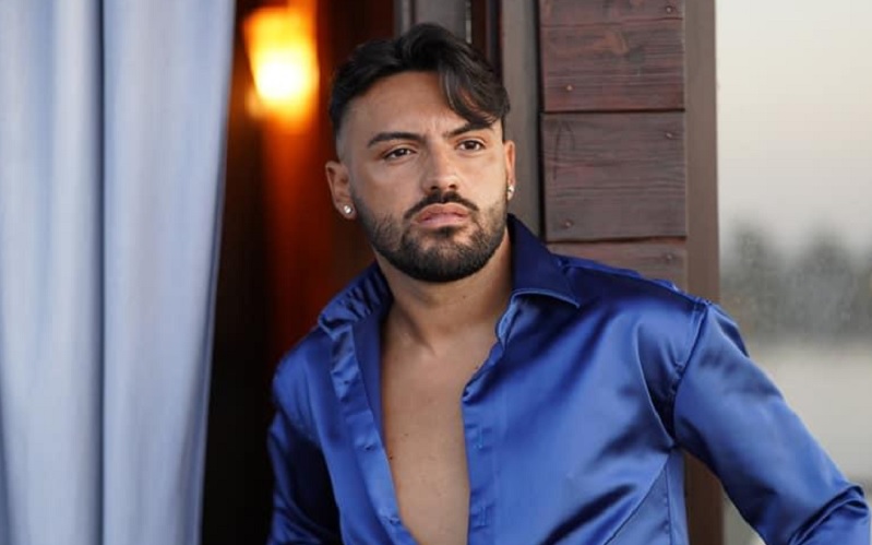 La questura ferma il concerto del cantante neomelodico De Martino. «Brani benevoli nei confronti dei detenuti al 41bis»