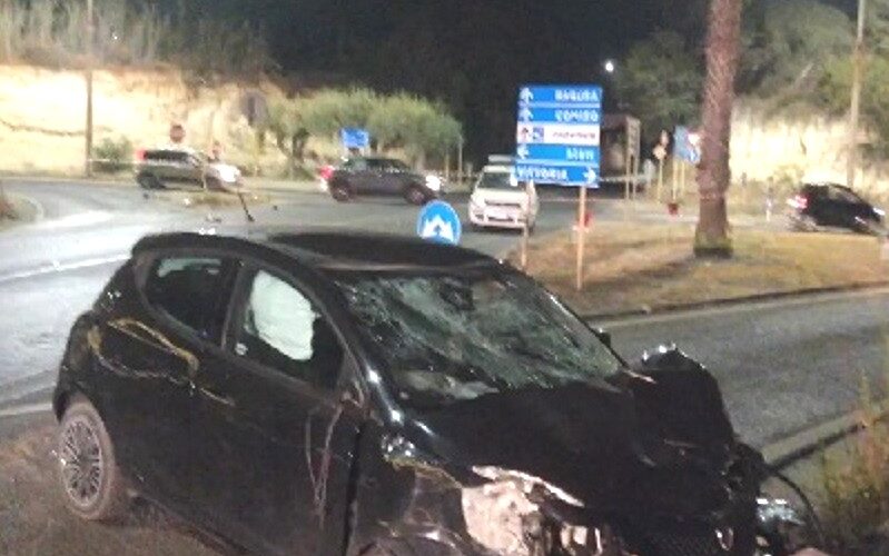 Schianto nella notte, auto contro moto a un incrocio. Muore un ragazzo di 18 anni