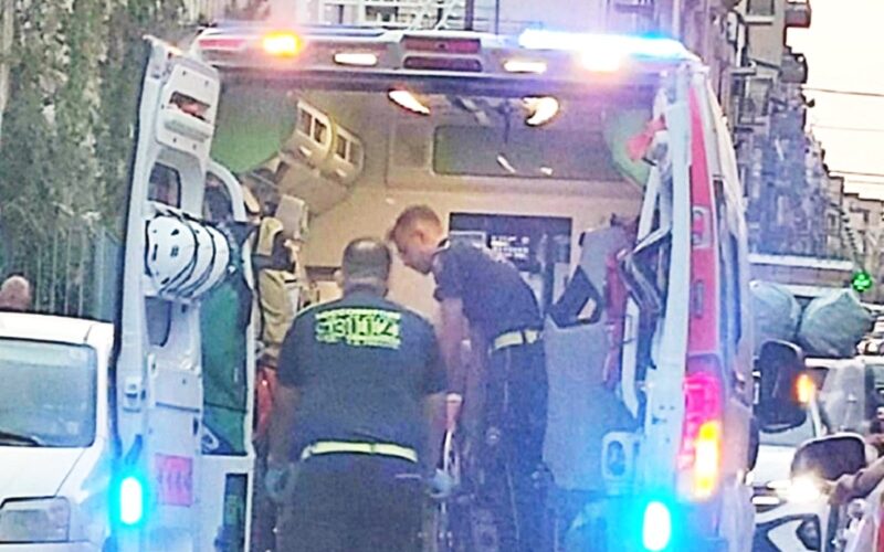 Gela, turista si accascia colta da malore. Soccorsa in ambulanza e trasportata in ospedale