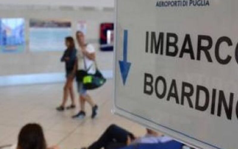 Tenta di imbarcarsi con falsi documenti, donna di 22 anni tratta in arresto dalla Polizia