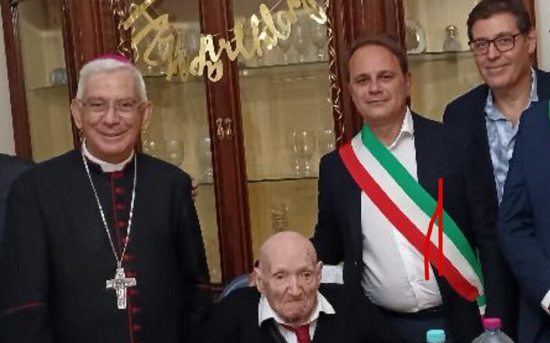 Niscemi, i cento anni del professor Galesi. Una torta con sindaco e autoritÃ