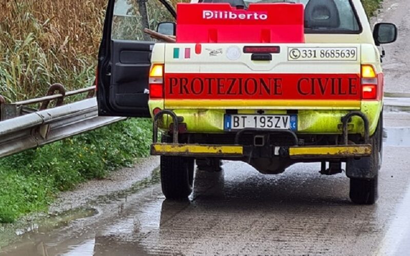 Fango e detriti sulle strade, chiusa una tratta ferroviaria. Disagi a causa del maltempo