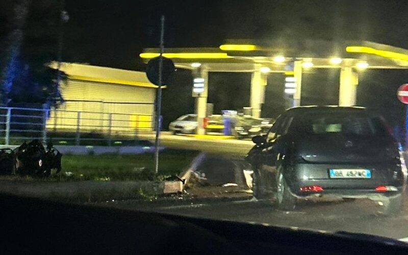 Gela, incidente sul rettilineo della 117, giovane trasportato in codice rosso. Impatto tra motocicletta e Fiat «Punto»