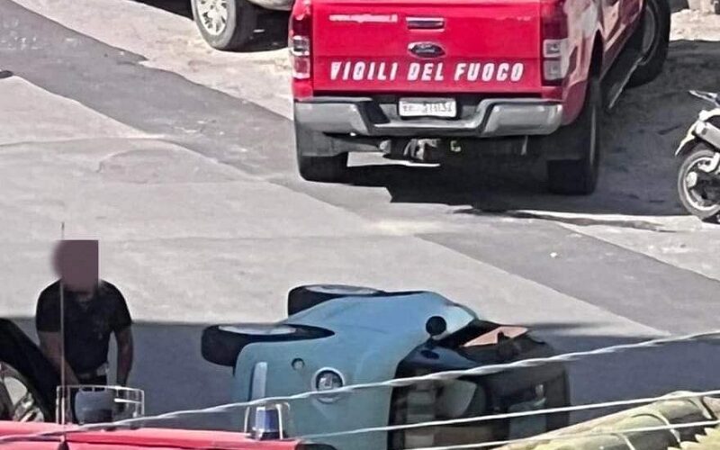 Gela, minicar si ribalta in via Pitagora. L’incidente stradale stamattina all’ora di punta