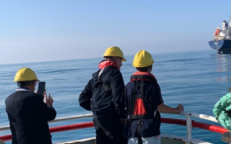 Gela, battesimo del mare per i ragazzi del Nautico. Visita in capitaneria e «tour» in porto