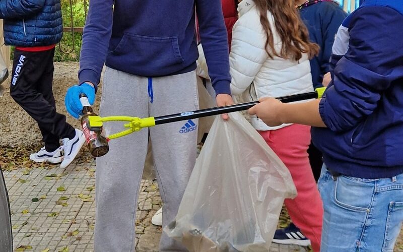 Ambiente, l’impegno dei ragazzi. Raccolti rifiuti nel piazzale della scuola e nelle strade adiacenti