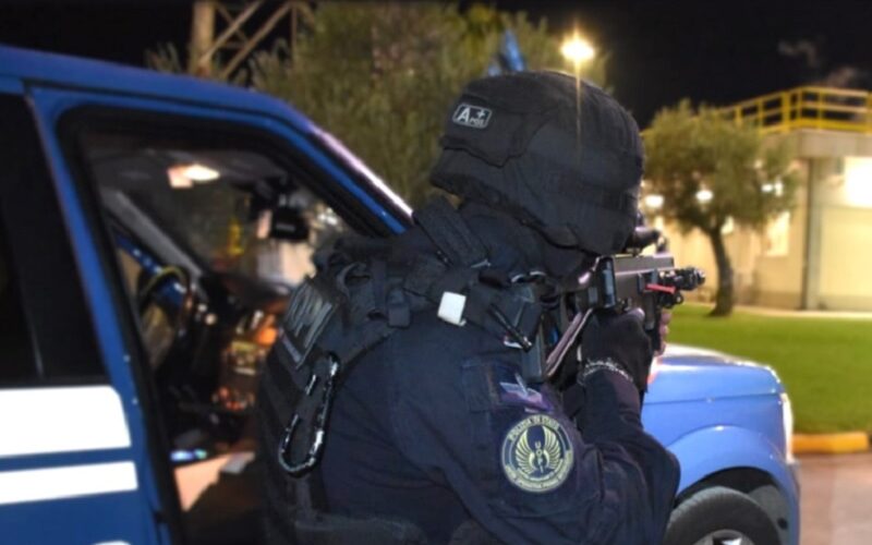 Spara al vicino ferendolo a una gamba. Vendetta dopo un rifiuto, fermato un giovane di 22 anni