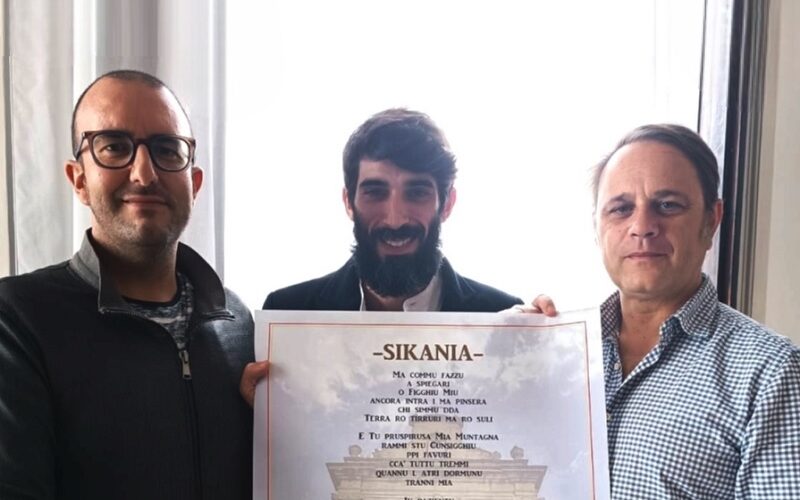 Niscemi, l’inno alla Sicilia del poeta Ercolani. Consegna simbolica a sindaco e presidente