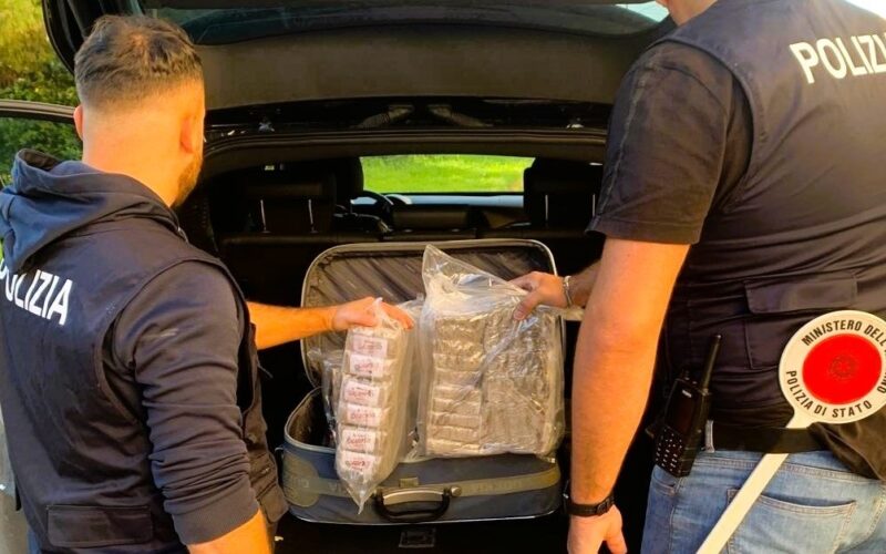 Gela, in auto ad alta velocità con una valigia piena di droga. Giovane di vent’anni arrestato sulla Ss 117Bis
