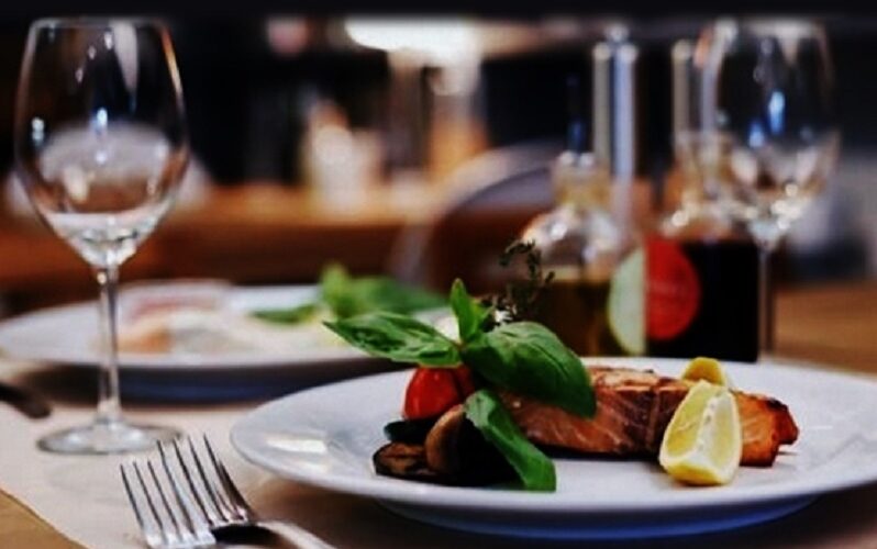 Pranza al ristorante ma non paga, ai camerieri che la inseguono estrae un coltello