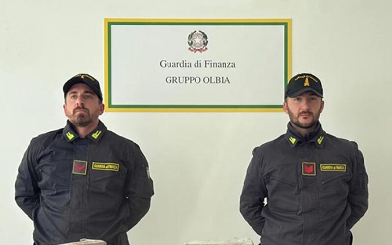 Viaggiava su un minivan carico di cocaina. Droga per un valore di 5 milioni, giovane in carcere