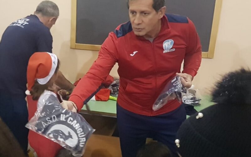 Gela, se il basket abbraccia la solidarietà . Donati giocattoli ai bambini meno fortunati