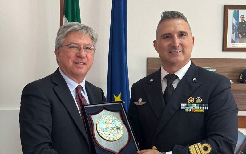 Il questore Giambra in visita alla capitaneria di porto. Accolto dal comandante Vincenti