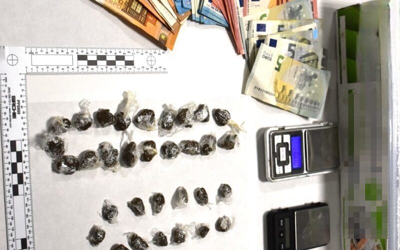 Dosi di droga e 800 euro in contanti. Spacciatore fermato dagli agenti di Polizia