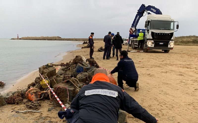 Gela, corpi morti e ormeggi abusivi rimossi dalla polizia ambientale e dal nucleo sub