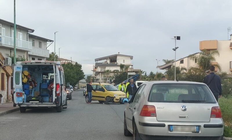 Gela: auto finisce contro una vettura in sosta, conducente ferito alle gambe. Anziano colto da malore per lo choc
