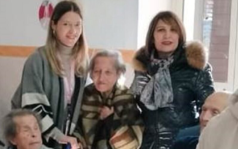 Niscemi, brindisi e dolci con gli anziani. Regali ai bambini disagiati per donare un sorriso