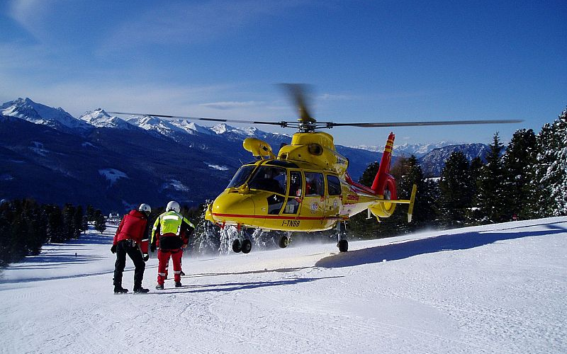 Il week end sulla neve, ragazza di 21 anni falciata da uno slittino. Un disperso, donna ferita a un occhio